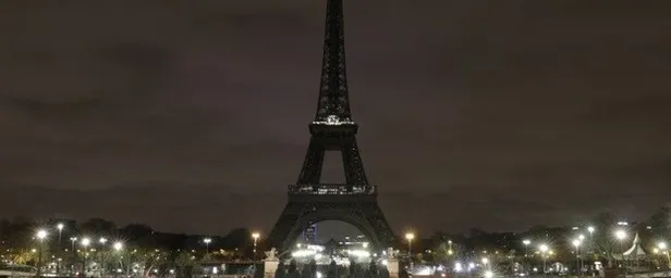 Eyfel Kulesi'nin ışıkları 'Yeni Zelanda' için karartıldı-1