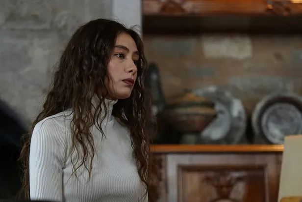 sefirin-kizi-nare-neden-yok-neslihan-atagul-diziden-neden-ayrildi-yerine-kim-gelecek-1611580898658.jpg Sefirin Kızı Nare neden yok? Neslihan Atagül diziden neden ayrıldı? Yerine kim gelecek?-6