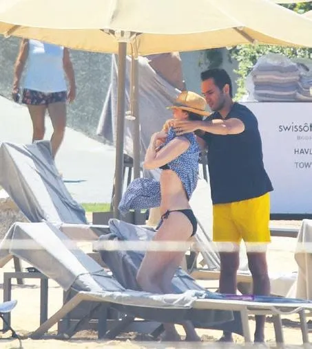 demet-sener-ile-is-adami-esi-cenk-kupeliden-bodrumda-deniz-keyfi-1595373080731.jpeg Demet Şener ile Cenk Küpeli, Bodrum’da aşk tazeledi-2