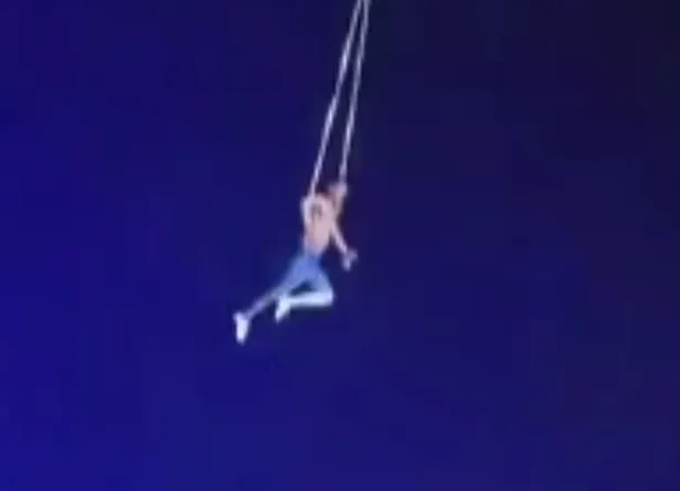 Çinli akrobat gösteri sırasında metrelerce yüksekten yere çakıldı-2