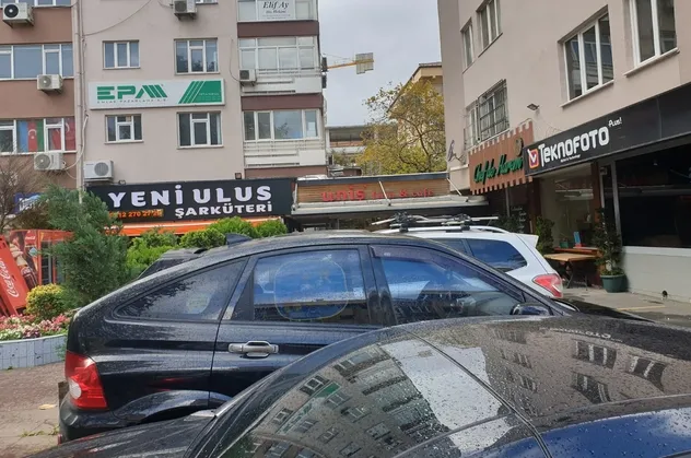 CHP'li Beşiktaş Belediyesi, karara rağmen halkın yolunu kapatan ucubeyi 7 yıldır neden yıkmıyor?