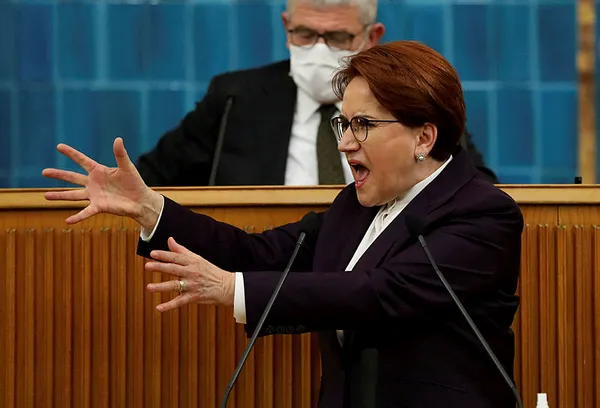 İYİ Parti Genel Başkanı Meral Akşener'den bir tuhaf hareket! Sosyal medyada gündem oldu-4