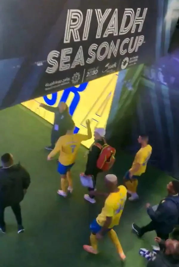 cristiano-ronaldodan-suudi-arabistani-karistiracak-hareket-rakip-takimin-formasini-sortuna-sokarak-firlatti-1707467476908.jpg Cristiano Ronaldo'dan Suudi Arabistan'ı karıştıracak hareket! Rakip takımın formasını şortuna sokarak fırlattı-5