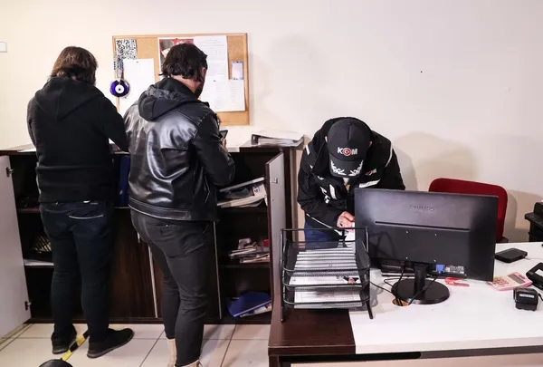 ehliyet-ve-src-sinavlarinda-sahtecilik-yapan-ceteye-es-zamanli-operasyon-138-kisi-gozalti-listesinde-1667281116498.jpg Ehliyet ve SRC sınavlarında sahtecilik yapan çeteye eş zamanlı operasyon: 138 kişi gözaltı listesinde-4