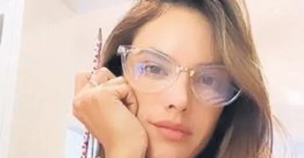 Gözlüklü Alessandra