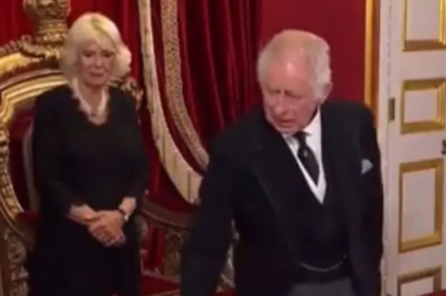 Kral 3. Charles'ın bu görüntüleri gündem oldu! Tarihi törene damga vuran anlar