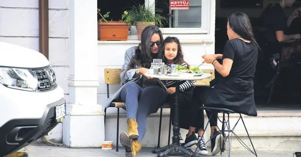 Eda Taşpınar çocuklar gibi şen