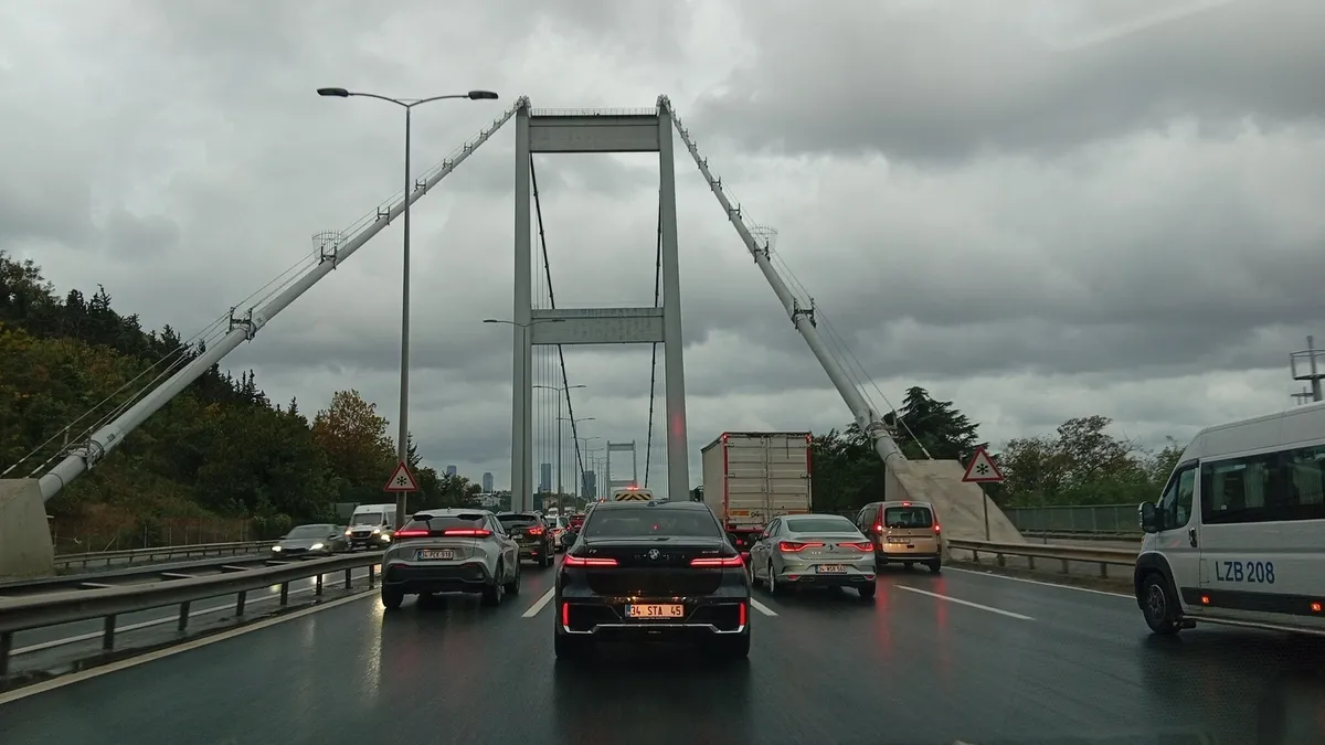 İstanbul’da haftanın ilk iş gününde yağışlı hava trafiği olumsuz etkiledi