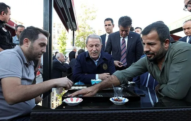 Bakanı Akar'dan sınırda Mehmetçik'e talimat: "Terörist neredeyse hedefiniz orası"-8