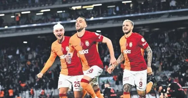 Aslan uzaktan avlıyor