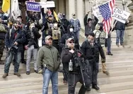 Son dakika: ABDde iç savaş görüntüleri! Silahlarla sokağa döküldüler!