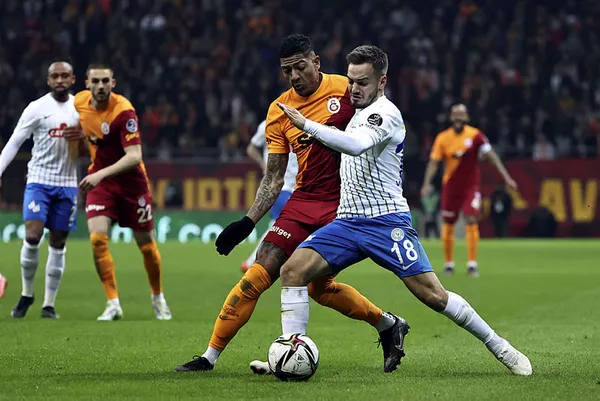 1646041319073.jpg Van Aanholt Çaykur Rizespor'a 2 gol attı 13 yıl sonra Galatasaray'da bir ilki başardı-5