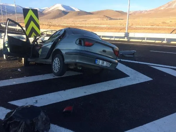 Niğde'de feci kaza! Otomobil refüje çarptı: 2 ölü-1