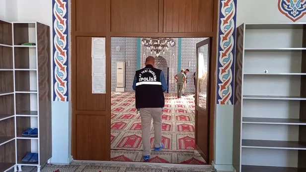 camiyi-kana-buladi-namaz-sonrasi-dua-eden-imama-kursun-yagdirdi-1664209909432.jpg Camiyi kana buladı! Namaz sonrası dua eden imama kurşun yağdırdı-3