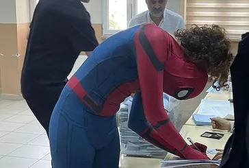 Spiderman kıyafeti ile oy kullandı!