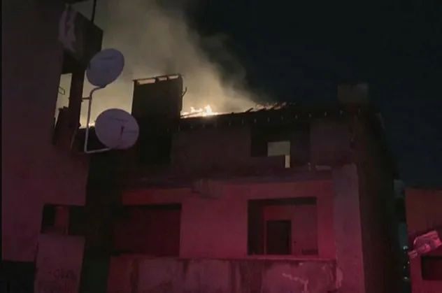 Son dakika: Kadıköy'de çatı katı alev alev yandı