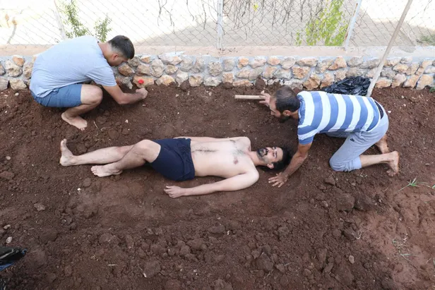 Diyarbakır'dan ilginç görüntüler! Diri diri toprağa gömüldüler-6