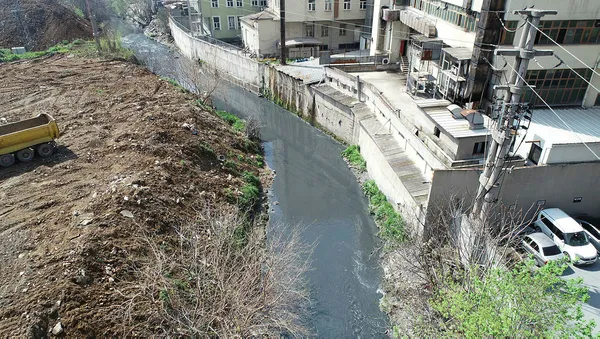 marmara-denizine-dokulen-ayamama-deresi-mavi-ve-siyah-akiyor-1649938846031.jpg Marmara Denizi'ne dökülen Ayamama deresi mavi ve siyah akıyor-2