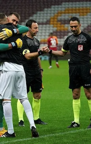 Galatasaray-Beşiktaş derbisi öncesi Coronavirüs önlemlerine hiçe saydılar