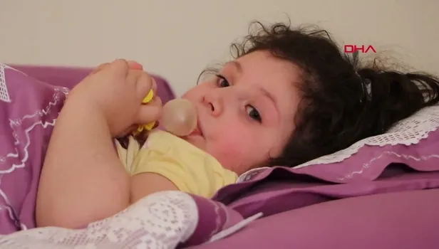 6 katlı binanın terasından düşen Azra mucize eseri kurtuldu! Kaydıraktan düştüğünü zannediyor