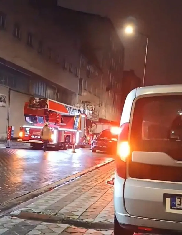 1774185438581.jpeg Fatih'te yanan evden kadın cesedi çıktı: Eşini öldürdüğü iddia edilen koca gözaltında-5