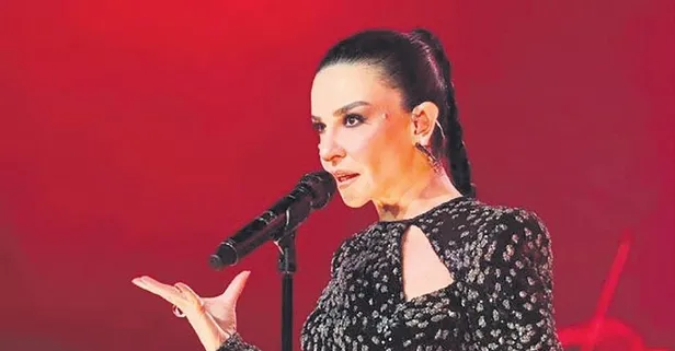 Talihsiz anlar! Şarkıcı Fatma Turgut'un kafasına konser sırasında 'çakmak' atıldı