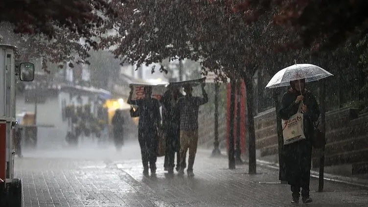 İstanbullular dikkat! Meteoroloji ve AKOM’dan peş peşe sağanak yağış ve fırtına uyarısı