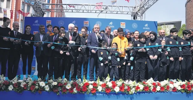 Dünyanın en modern tesisleri burada! Bakan Bak Zeytinburnu Spor Merkezi açılışına katıldı