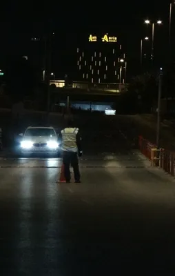 Havalimanı girişinde şüpheli minibüs