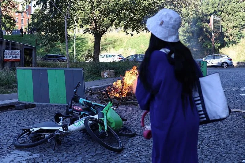 Fransa’da Bayrou’nun bütçe planına karşı protesto hareketi başladı. (AA)