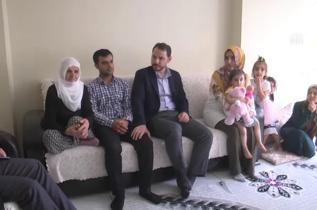 Berat Albayrak PKK'lı teröristlerce şehit edilen AK Parti Dicle İlçe başkanı ve yardımcısının ailelerini ziyaret etti