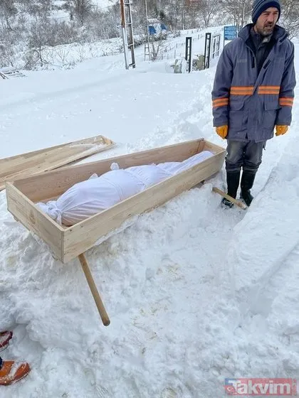 İstanbul kar esareti yaşarken cenaze hikayesi! Bir gece arabada tabutla kaldı üzerini kartla örttü