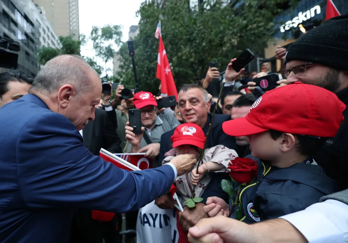 1789980050403.jpeg Başkan Erdoğan'a Türkevi'nde coşkulu karşılama: Ağlayan bebeği fark etti! Bariyeri açtırıp yanına gitti-5