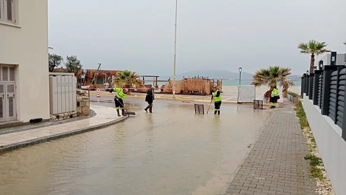 İzmir'de sağanak etkili oldu yollar göle döndü!