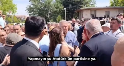 chpde-butlan-kavgasi-sokaga-tasti-hain-kalles-sozleriyle-gerilim-tirmandi-1781017547118.jpeg CHP’de butlan kavgası sokağa taştı: Hain çıkışı ortalığı karıştırdı-4