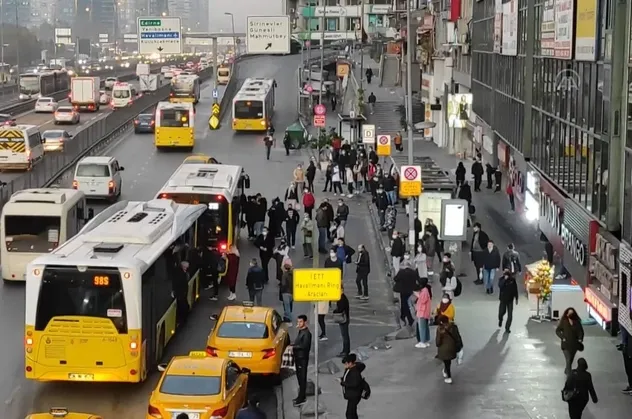 İstanbul'da ulaşım çilesi bitmiyor! Haftanın son iş gününde duraklarda ve trafikte yoğunluk