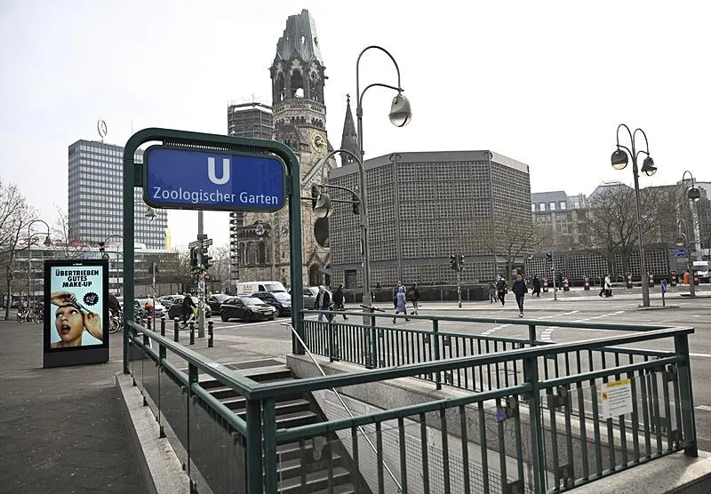 Almanya'nın başkenti Berlin'de toplu taşıma çalışanları, maaş artışı talebiyle 24 saatlik uyarı grevine gitti. Grev nedeniyle metro, tramvay ve otobüs seferleri durduruldu. (AA)