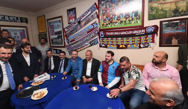 Bakan Berat Albayrak formayı giydi Trabzonlu gençlerle bir araya geldi-3