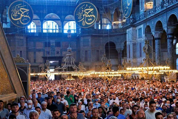ayasofya-i-kebir-camiinde-15-temmuz-sehitleri-icin-mevlit-programi-1657906335663.jpg Ayasofya-i Kebir Camii'nde 15 Temmuz şehitleri için mevlit programı-4