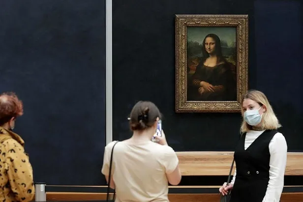 pariste-mona-lisa-tablosuna-pastali-saldiri-1653913244180.jpeg Paris'te Mona Lisa tablosuna pastalı saldırı!-1