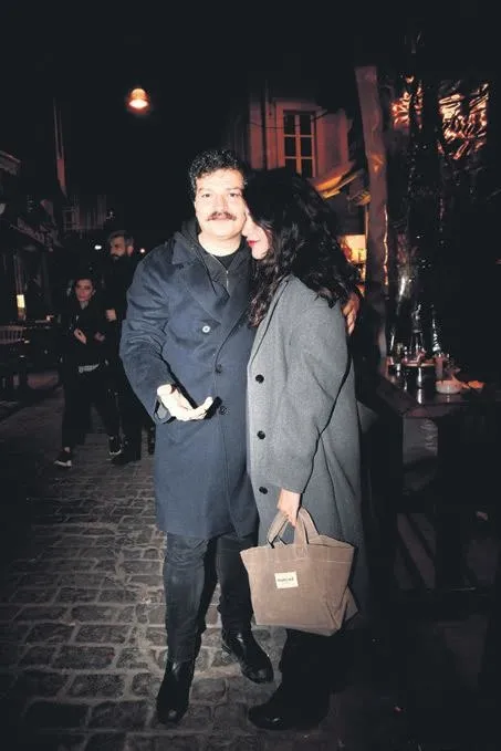 unlu-sovmen-mehmet-ali-erbilin-kizi-yasminden-yasak-ask-skandali-evli-is-adamiyla-1642447915974.jpeg Ünlü şovmen Mehmet Ali Erbil'in kızı Yasmin'den yasak aşk skandalı! Evli iş adamıyla...-16