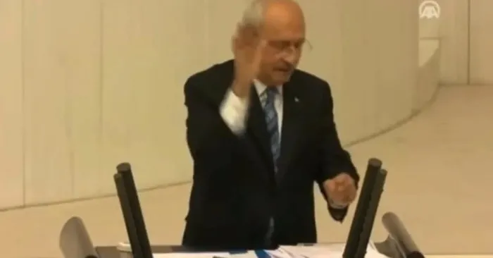 ozgur-ozel-dalga-konusu-oldu-konusmayi-birakti-kendini-alkislamaya-basladi-1705581148617.jpeg Özgür Özel dalga konusu oldu! Konuşmayı bıraktı kendini alkışlamaya başladı-4