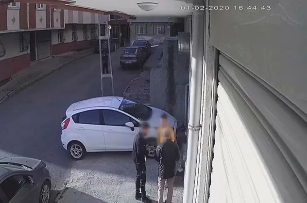 Son dakika: İstanbul Arnavutköy'de sokakta yapılan uyuşturucu satışı kamerada