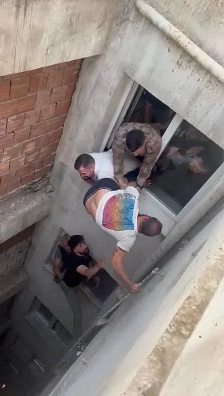 esini-ve-2-cocugunu-rehin-alan-firari-hukumlu-boyle-yakalandi-pencerede-operasyon-kamerada-1713795406334.jpeg Eşini ve 2 çocuğunu rehin alan firari hükümlü böyle yakalandı: Pencerede operasyon kamerada!-2