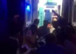 Yüksek gerilim kabloları kalabalığın üstüne düştü!