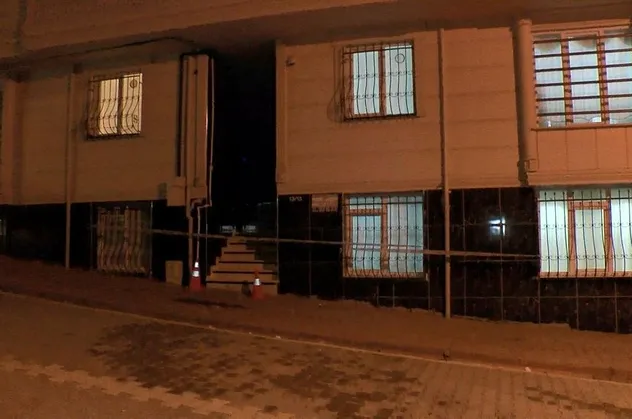 Esenyurt'ta bina çatladı! Tahliye...