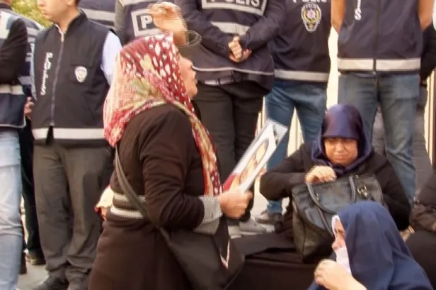 Diyarbakır'da HDP il binası önünde annenin feryadı yürekleri dağladı: Oğlumu verin bana-2