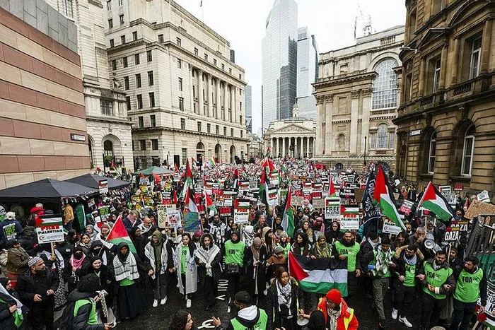 londrada-filistin-icin-insan-seli-ateskes-oylamasina-veto-veren-abd-ve-cekimser-oy-kullanan-ingiltereye-tepki-1702142189871.jpeg Londra'da Filistin için insan seli! ABD ve İngiltere'ye BMGK tepkisi: Sizden utanç duyuyoruz-8