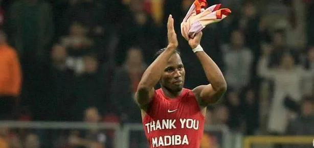 Eboue ve Drogba’dan çok özel tişört