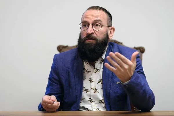 escinsellik-karsiti-avrupa-parlamentosu-milletvekili-escinsel-iliski-partisinde-basildi-1606889646191.jpg Eşcinsellik karşıtı Avrupa Parlamentosu milletvekili eşcinsel ilişki partisinde basıldı-9